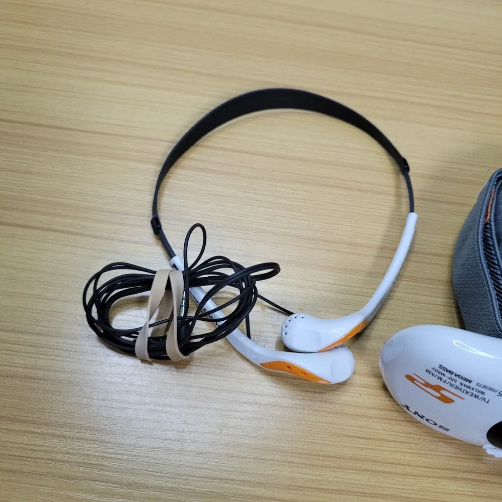 Sony S2 Walkman Sports Digital Radio FM-AM SRF-M80V with MDR-W014 Headphones